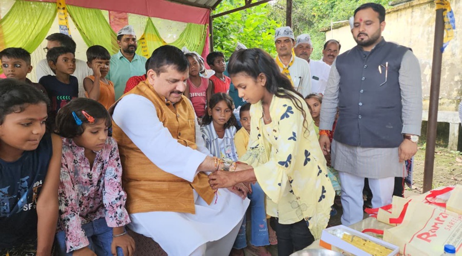 रक्षाबंधन पर मासूमों ने बांधी राखी, संजय सिंह से स्कूल बचाने की लगाई गुहार