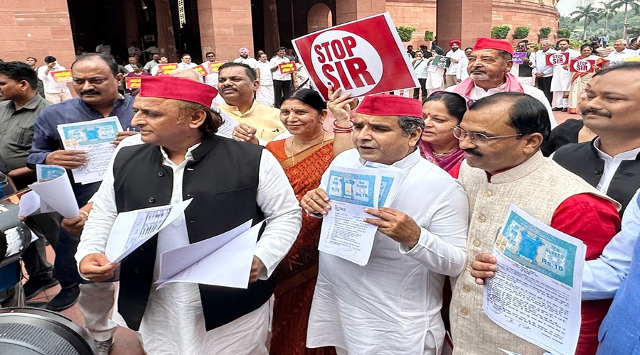 संसद में अखिलेश यादव ने दिखाया हलफनामा, बोले- लगता है ECI भाजपा के इशारे पर चलता है
