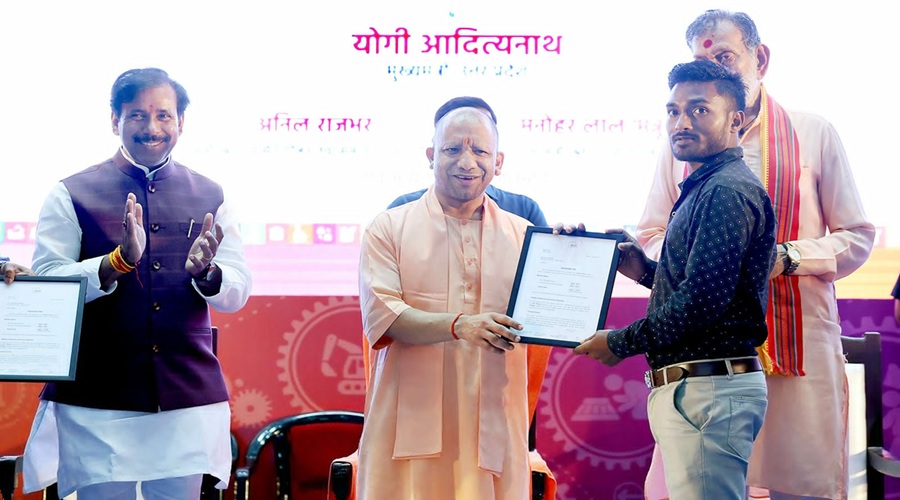 Lucknow Rojgar Mahakumbh 2025: सीएम योगी ने कहा- यूपी में काम करने वाले युवाओं को न्यूनतम वेतन की गारंटी