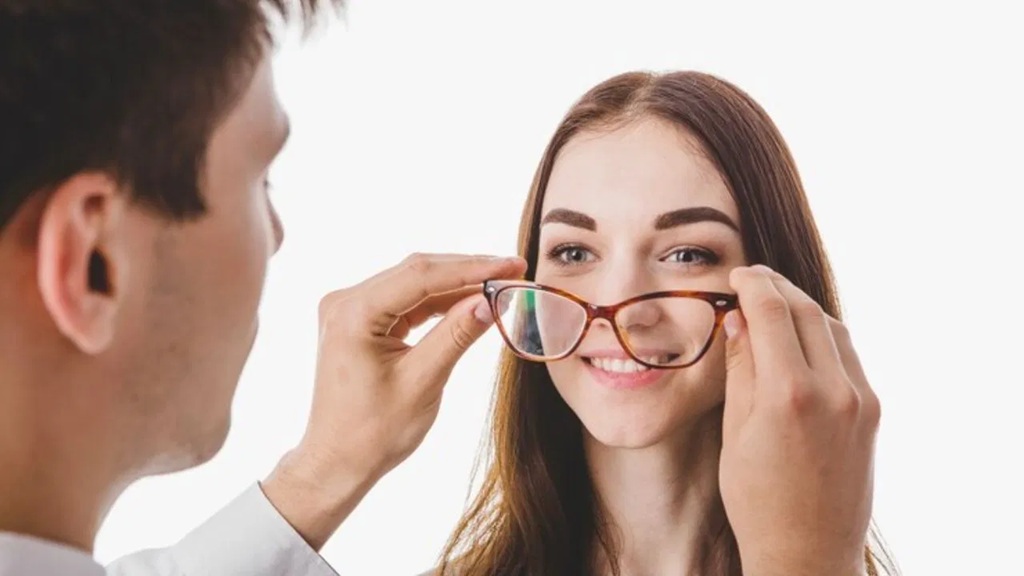 Eyes Care: आंखों की दवा से अब नहीं चाहिए चश्मा!