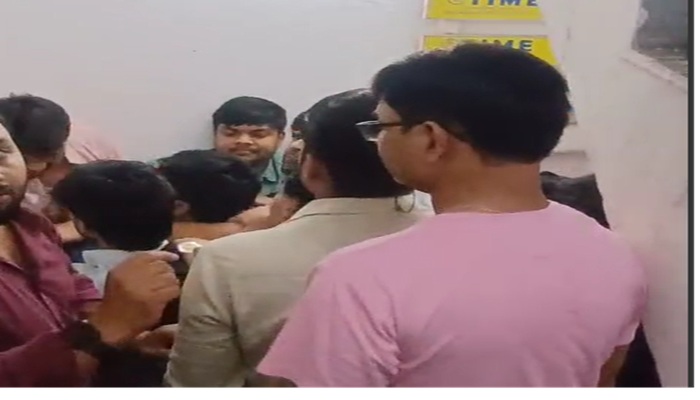 Lucknow: टाइम्स कोचिंग संचालक ने न्यूज चैनल के ऑफिस में की मारपीट, महिला कर्मियों से की अभद्रता