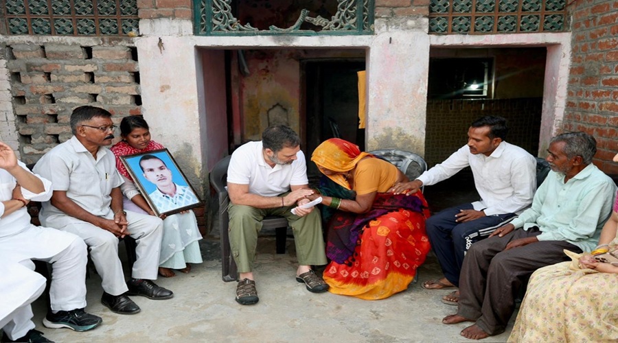 UP Mob Lynching: हरिओम वाल्‍मीकि के परिवार से मिल Rahul Gandhi बोले- उन्‍हें डराया जा रहा, मुझसे न मिलने के लिए धमकाया