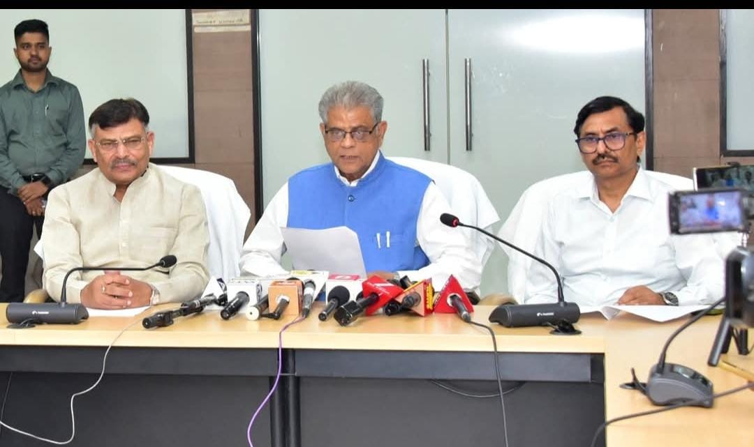 UP News: पर्यावरण मंत्री डॉ. अरुण सक्सेना की अपील- दीपावली पर ग्रीन पटाखें की जलाएं