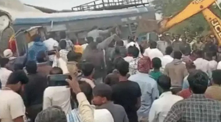 तेलंगाना के रंगारेड्डी में भीषण सड़क हादसा, बस और डंपर की भीषण टक्कर में 20 लोगों की मौत