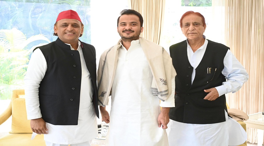 Akhilesh Yadav से दूसरी बार मिले Azam Khan, कहा- मैं जान-बूझकर रेल की पटरी पर…