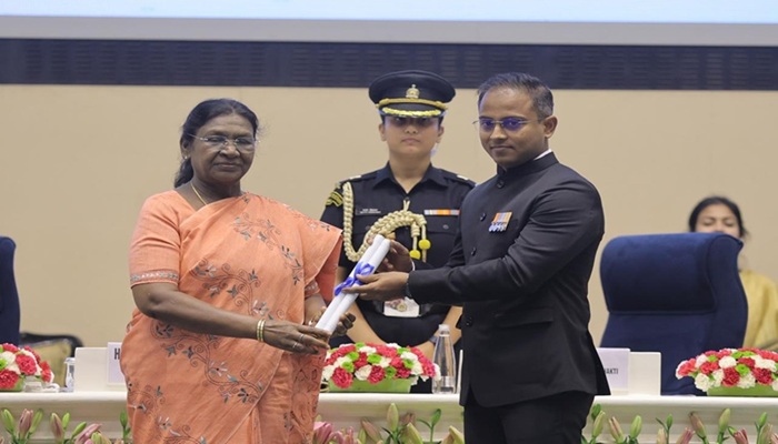 गोरखपुर में जन्‍मे IAS सिद्धार्थ शिव को उत्‍कृष्‍ट सेवाओं के लिए राष्‍ट्रपति मुर्मू ने किया सम्‍मानित