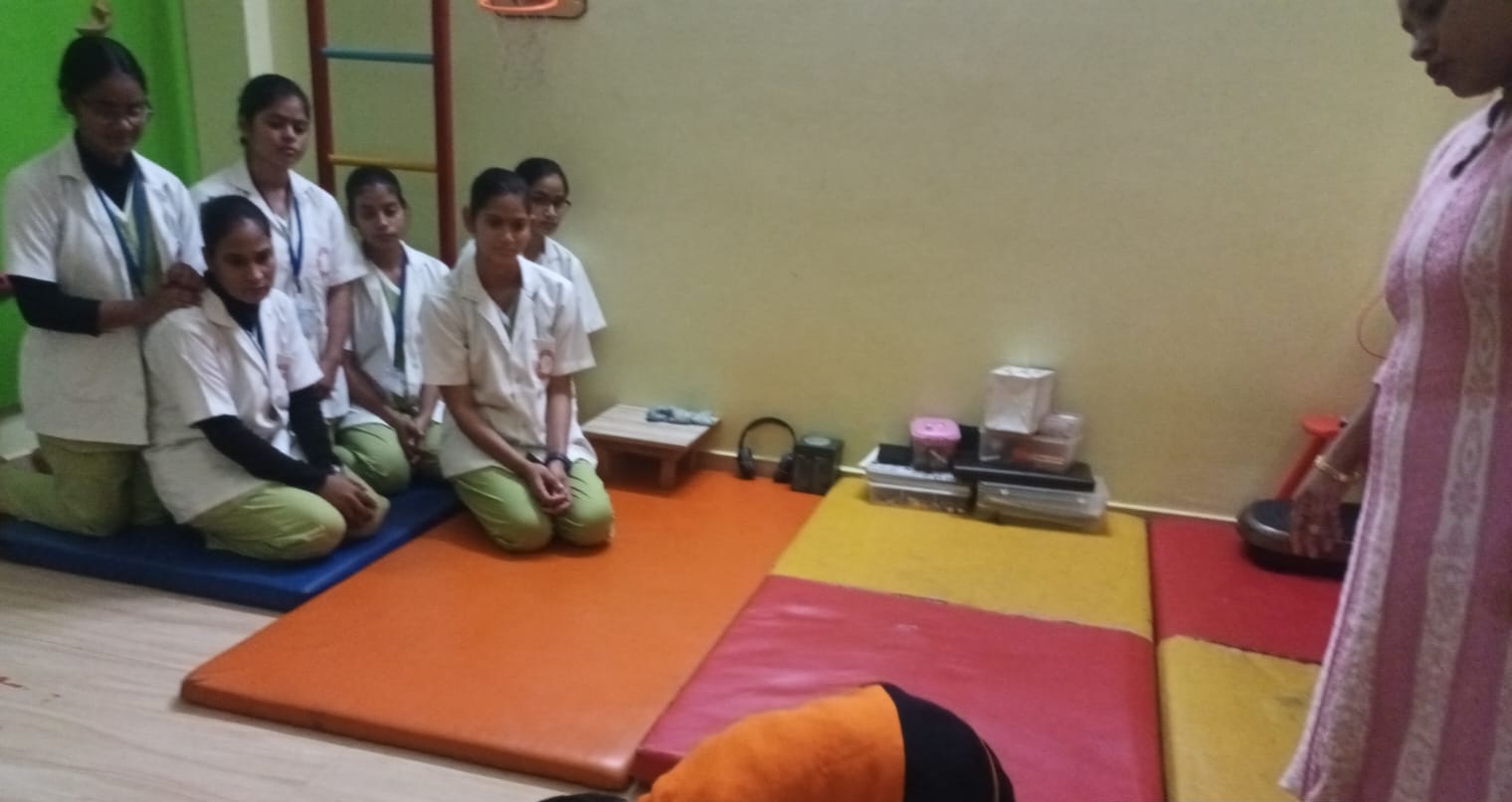 Lucknow News: द होप सेंटर पहुंची नर्सिंग छात्राएं, रिहैबिलिटेशन की आधुनिक तकनीकों का लिया प्रशिक्षण