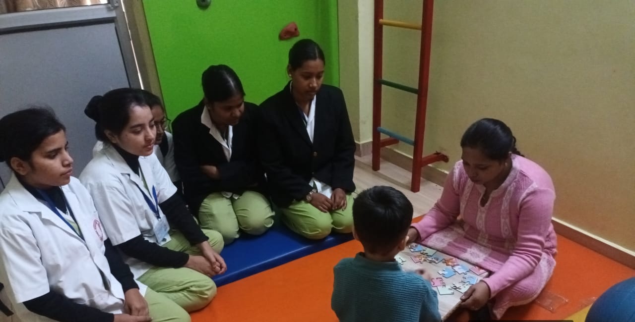 Lucknow News: द होप सेंटर पहुंची नर्सिंग छात्राएं, रिहैबिलिटेशन की आधुनिक तकनीकों का लिया प्रशिक्षण