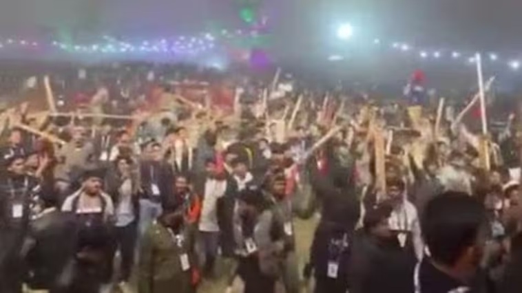 Bangladesh: दिग्गज गायक जेम्स के कॉन्सर्ट पर भीड़ का हमला, बरसाए पत्थर