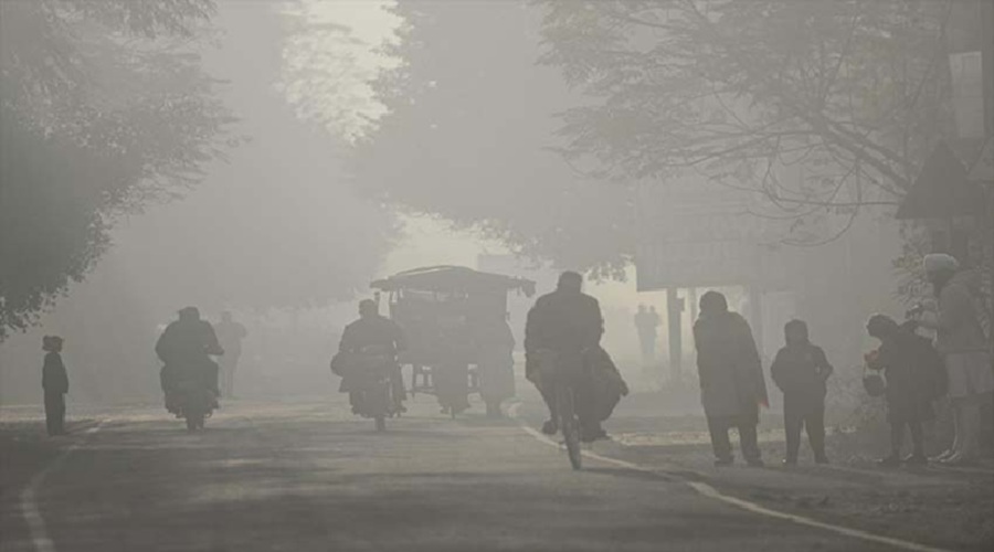 Cold in UP: कोहरे में आठ गाड़ियां भिड़ीं, दो लोगों की मौत; 26 जिलों में कोल्ड-डे