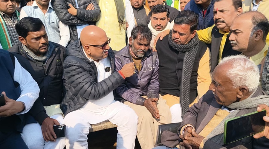 कानपुर गैंगरेप पीड़िता के घर पहुंचे अजय राय, पिता से बोले- कांग्रेस आपके साथ खड़ी है