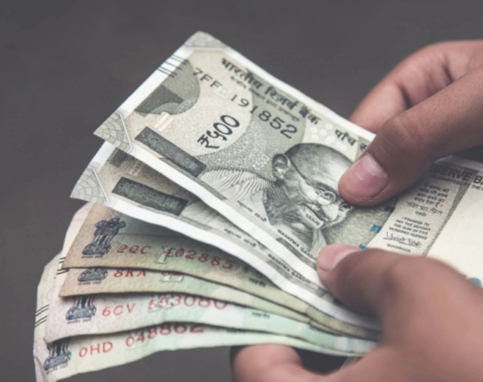 New Year: आज से हो गए ये बड़े बदलाव, आपकी जेब के ऊपर डालेंगे सीधा असर!