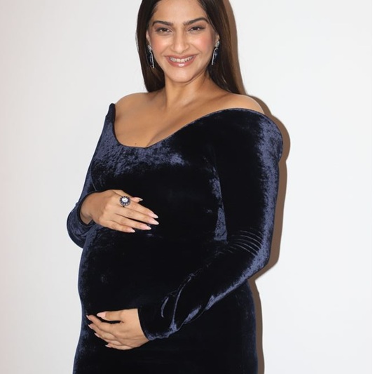 Sonam Kapoor ने ब्लैक गाउन में फ्लॉन्ट किया बेबी बंप, तस्वीरें वायरल