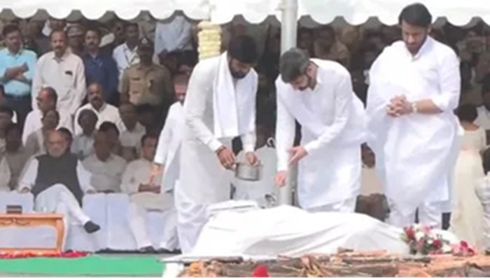 Ajit Pawar Death: पंचतत्व में विलीन हुए अजित पवार, राजकीय सम्मान के साथ हुआ अंतिम संस्कार