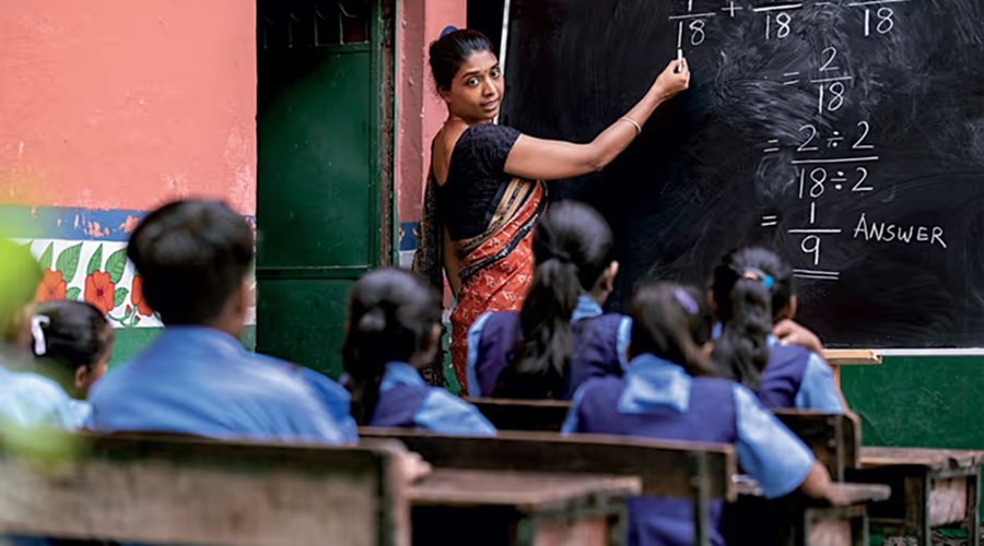 UP News: अनुदेशक शिक्षकों की नौकरी खत्म नहीं होगी, 17 हजार रुपये मानदेय भी मिलेगा