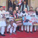 UP News: योगी सरकार के बजट को विपक्ष ने बताया धोखा, मुखौटे पहनकर पहुंचे विधानसभा