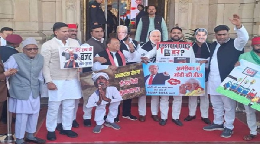 UP News: योगी सरकार के बजट को विपक्ष ने बताया धोखा, मुखौटे पहनकर पहुंचे विधानसभा