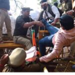 Lucknow में कांग्रेस का 'हल्ला बोल', पुलिस से भिड़े और बैरिकेडिंग पर चढ़े कार्यकर्ता