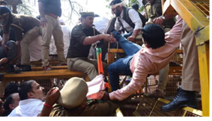 Lucknow में कांग्रेस का 'हल्ला बोल', पुलिस से भिड़े और बैरिकेडिंग पर चढ़े कार्यकर्ता