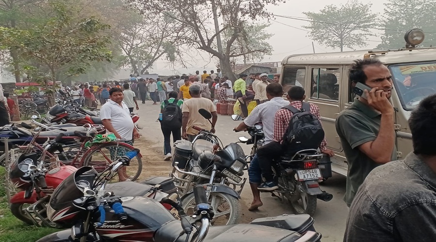 UP: गैस किल्लत के चलते पुलिस सुरक्षा में बंट रहे सिलेंडर, लोग बोले- एक हफ्ते से काट रहे चक्कर