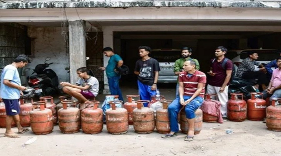 जमाखोरी रोकने के लिए सरकार का बड़ा कदम, अब गांवों में 45 दिन बाद मिलेगा दूसरा घरेलू LPG सिलेंडर