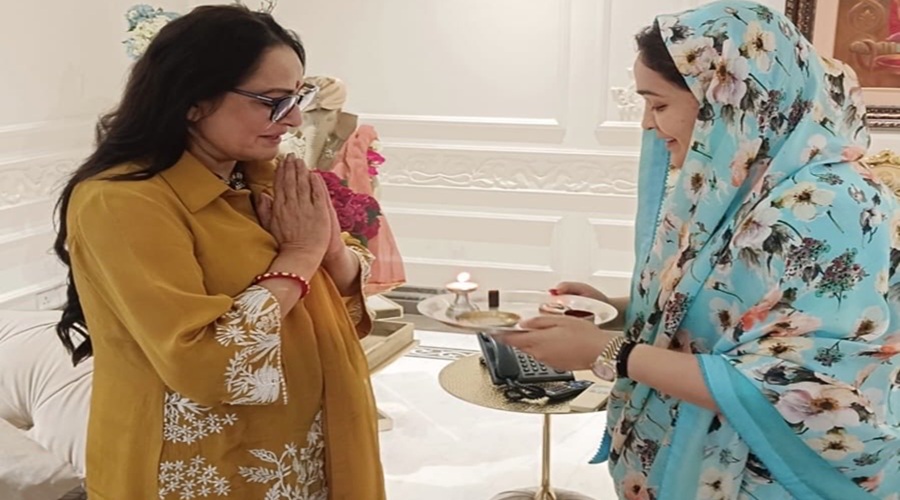 UP Politics: अपर्णा यादव से मिलीं जया प्रदा, बंद कमरे में हुई सियासी बातचीत!