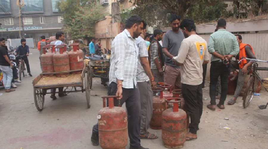 LPG Crisis: गैस बुकिंग पर नया अपडेट, अब कोटे से ज्‍यादा सिलेंडर के लिए देनी होगी ये जानकारी
