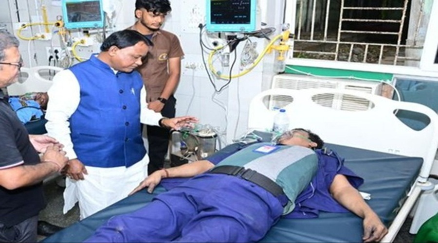 कटक के सरकारी अस्पताल में आग लगने से 10 मरीजों की मौत, घायलों को देखने पहुंचे CM मांझी