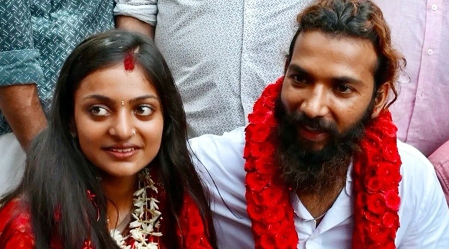 नाबालिग निकली महाकुंभ 'वायरल गर्ल' मोनालिसा, पति फरमान खान के खिलाफ FIR