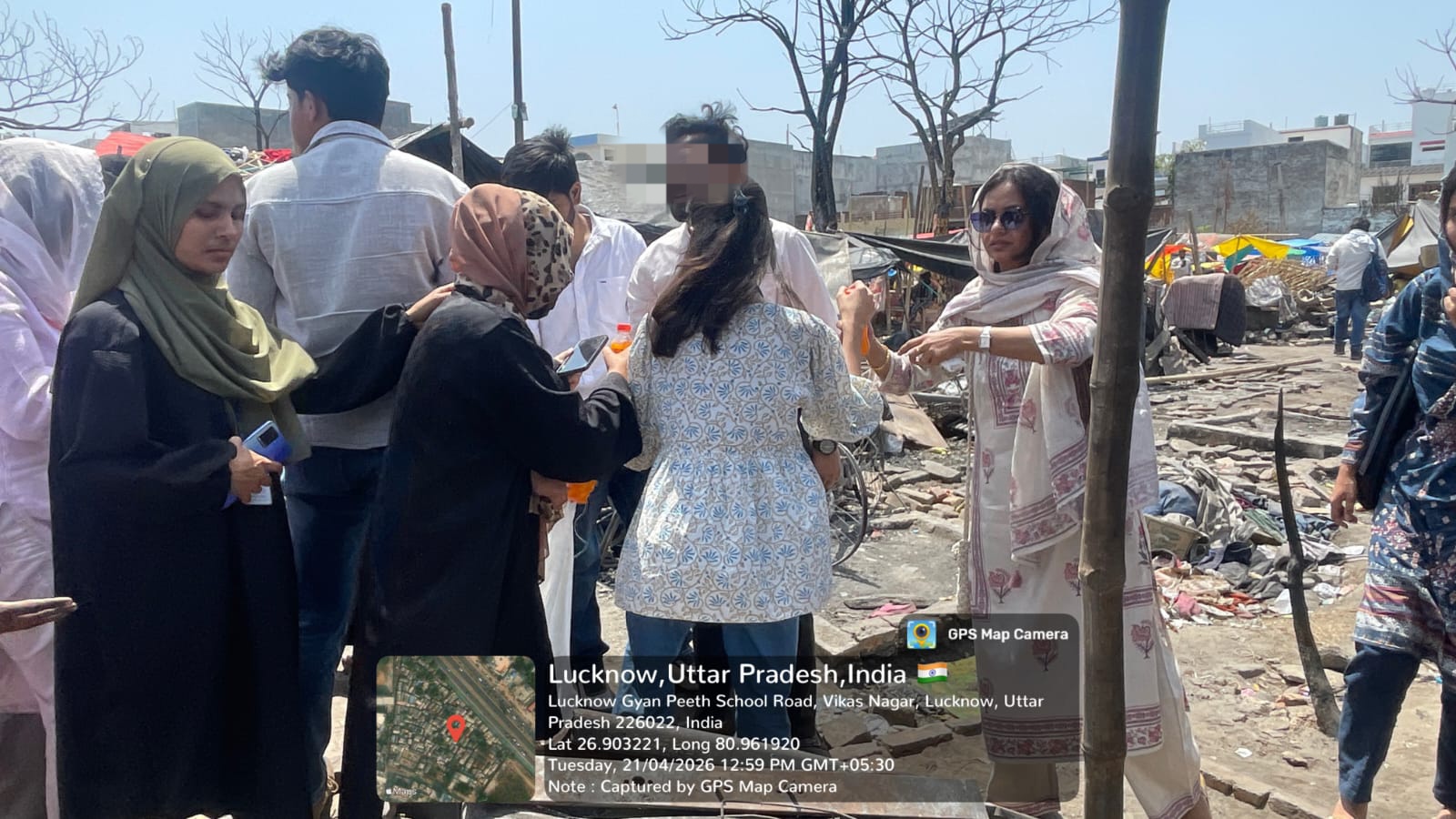 Lucknow: विकास नगर अग्नि-प्रभावित बस्ती में इंटीग्रल विश्वविद्यालय ने पहुँचाई राहत
