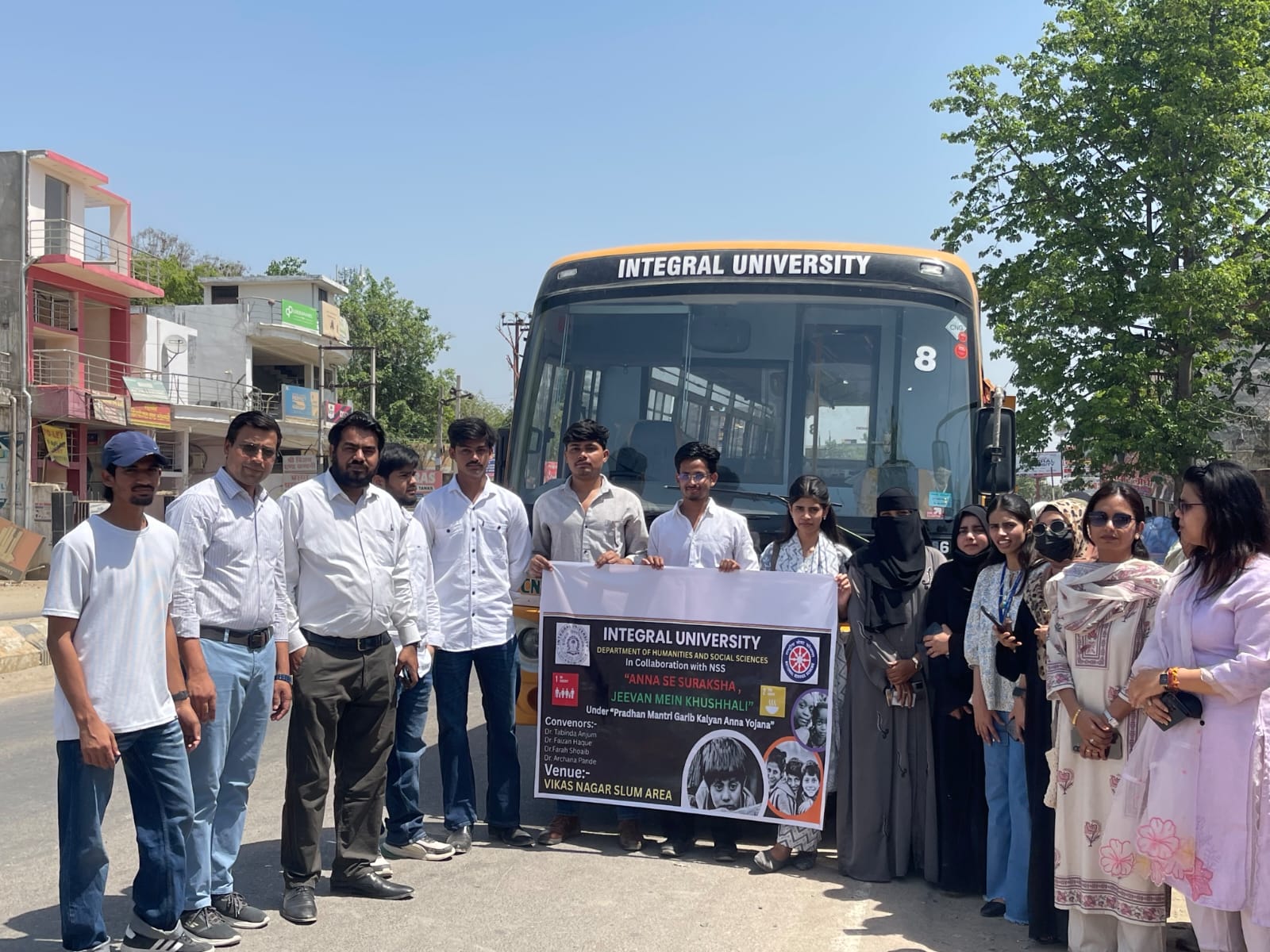 Lucknow: विकास नगर अग्नि-प्रभावित बस्ती में इंटीग्रल विश्वविद्यालय ने पहुँचाई राहत