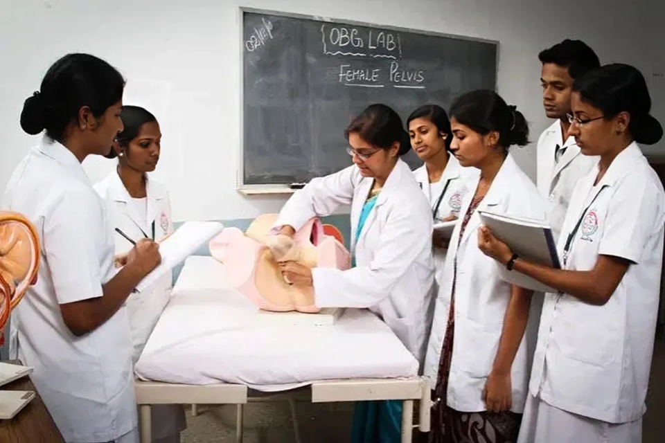 UP Nursing Admissions 2026: नर्सिंग कोर्स में एडमिशन की प्रक्रिया शुरू, जाने पूरी प्रक्रिया