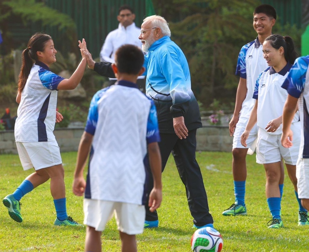 Sikkim: प्रधानमंत्री मोदी ने युवाओं संग ने खेली फुटबॉल, एक्स पर शेयर की तस्वीरें