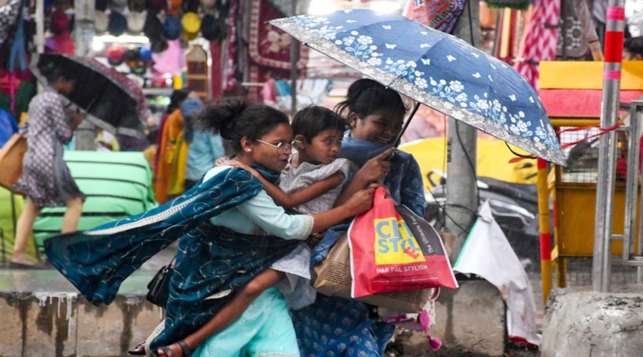 UP में दो दिन पड़ने वाली है भीषण गर्मी, 17 जिलों में आंधी-बारिश का अलर्ट; जानें मौसम का हाल