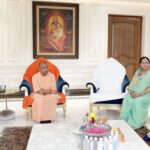 अखिलेश यादव के भाई प्रतीक की तेरहवीं में पहुंचे CM योगी, पूड़ी बांटते रो पड़ीं अपर्णा यादव
