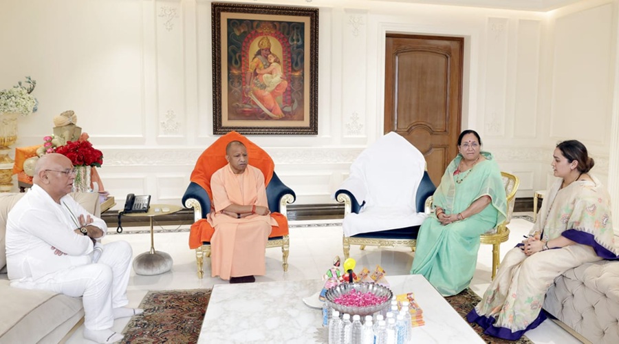 अखिलेश यादव के भाई प्रतीक की तेरहवीं में पहुंचे CM योगी, पूड़ी बांटते रो पड़ीं अपर्णा यादव
