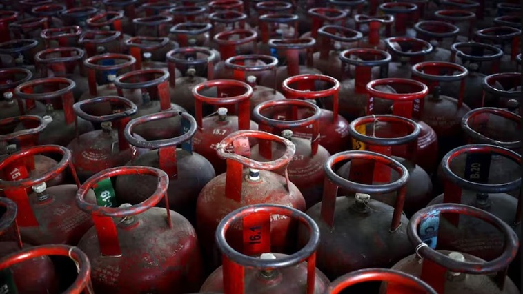 LPG Price: रसोई गैस हुई बेकाबू! इतने रुपए महंगा हो सकता है घरेलू सिलेंडर! 