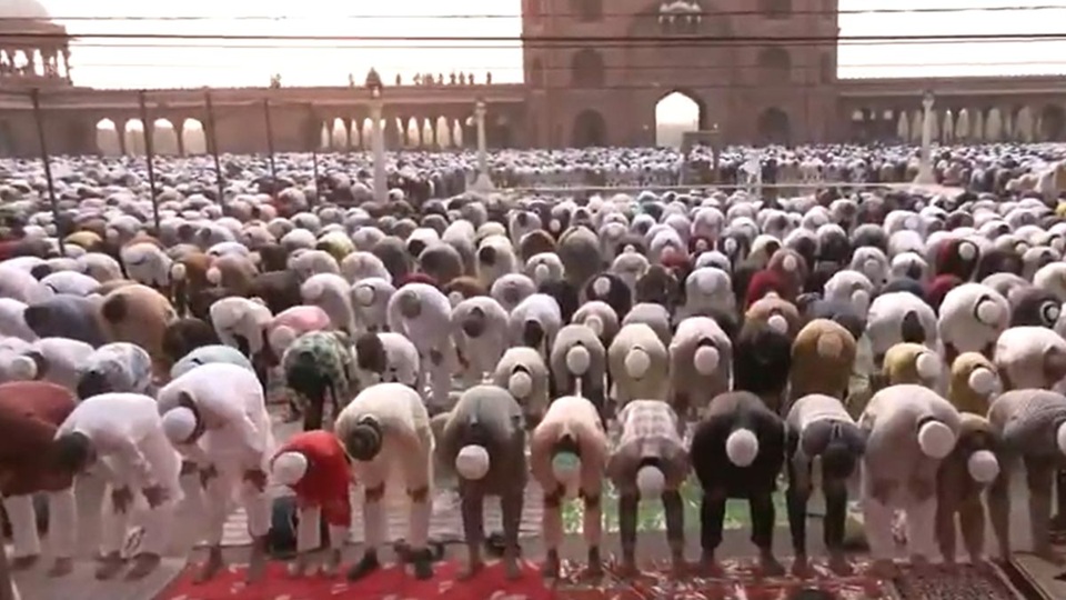 Bakrid 2026: कड़ी सुरक्षा के बीच अदा की गई नामाज, राष्ट्रपति व PM मोदी ने दीं शुभकामनाएं