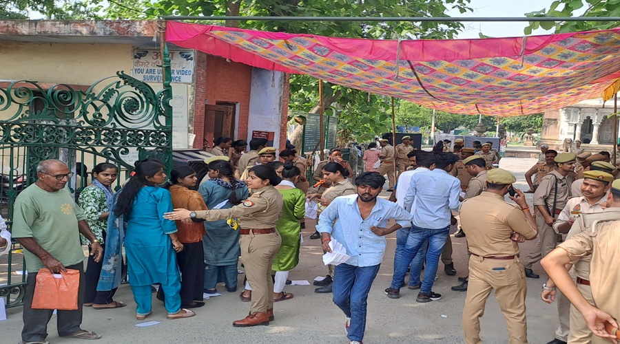 UP Police Sipahi Bharti 2026: एग्जाम सेंटर के बाहर उतारा श्रृंगार, बोर्ड मुख्‍यालय से हो रही कड़ी निगरानी