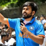 कॉकरोच पार्टी चीफ अभिजीत दीपके लखनऊ में, धर्मेंद्र प्रधान के इस्‍तीफे के लिए प्रदर्शन