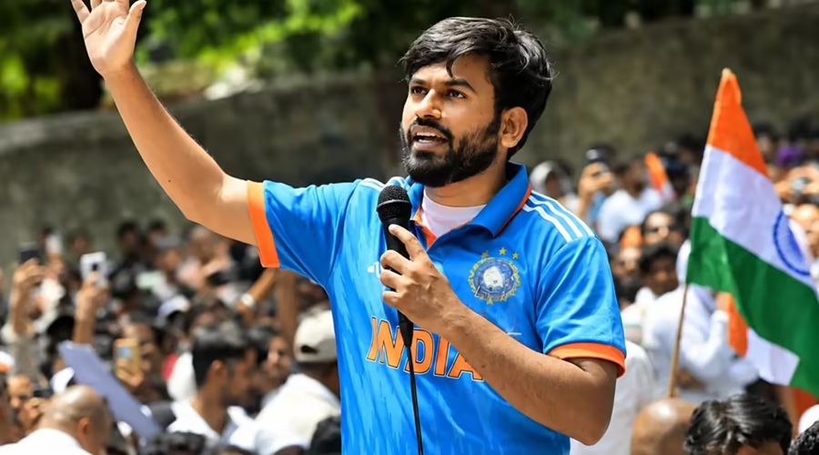 कॉकरोच पार्टी चीफ अभिजीत दीपके लखनऊ में, धर्मेंद्र प्रधान के इस्‍तीफे के लिए प्रदर्शन