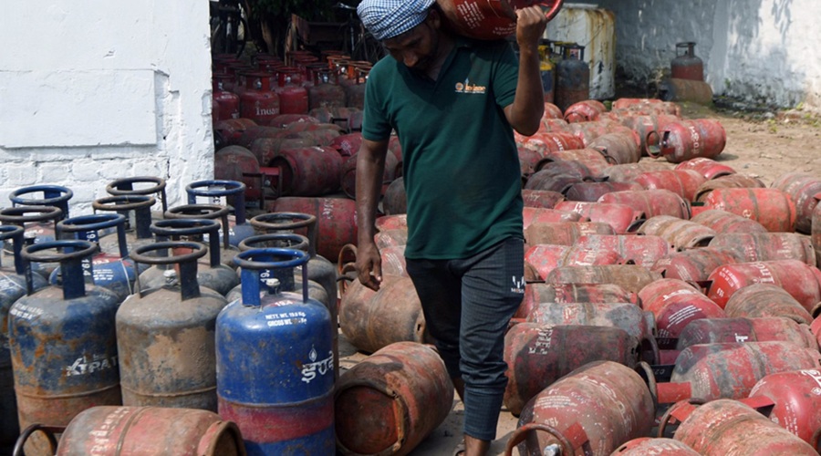 कमर्शियल LPG सिलेंडर के दाम ₹53.50 तक बढ़े, 5 किलो वाला भी हुआ महंगा; जानें जून के बड़े बदलाव