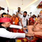 अखिलेश ने शंकराचार्य से मुलाकात कर लिया आशीर्वाद, राम मंदिर प्रकरण को लेकर BJP पर बरसे
