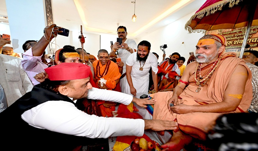 अखिलेश ने शंकराचार्य से मुलाकात कर लिया आशीर्वाद, राम मंदिर प्रकरण को लेकर BJP पर बरसे