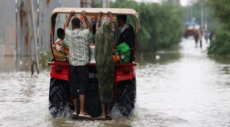 UP में हाईवे पर बही गंगा, 10 नदियां उफान पर; 24 शहरों में बारिश का अलर्ट