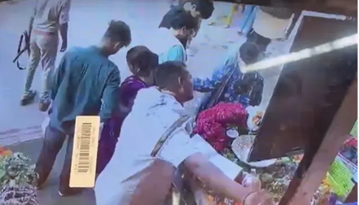 Varanasi: काशी विश्वनाथ मंदिर के गेट पर PAC जवान से चली गोली, छर्रा लगने से 3 घायल