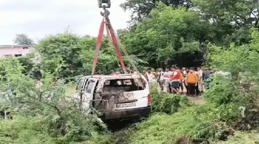 MP के सारंगपुर में उफनते नाले में बही कार, अब तक सात लोगों के शव बरामद