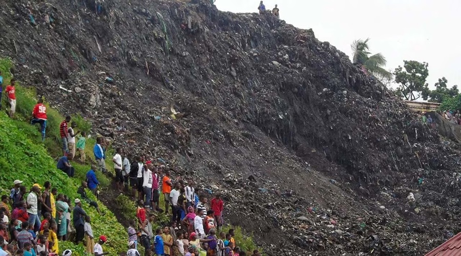 गिनी की राजधानी में कचरे का पहाड़ धंसा, 30 लोगों की मौत; छह घायल