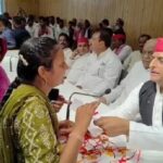 अखिलेश यादव ने रक्षाबंधन पर सैफई में बहनों से बंधवाई राखी, बांटी मिठाइयां