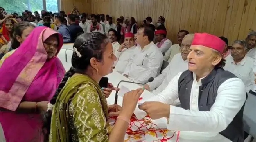 अखिलेश यादव ने रक्षाबंधन पर सैफई में बहनों से बंधवाई राखी, बांटी मिठाइयां